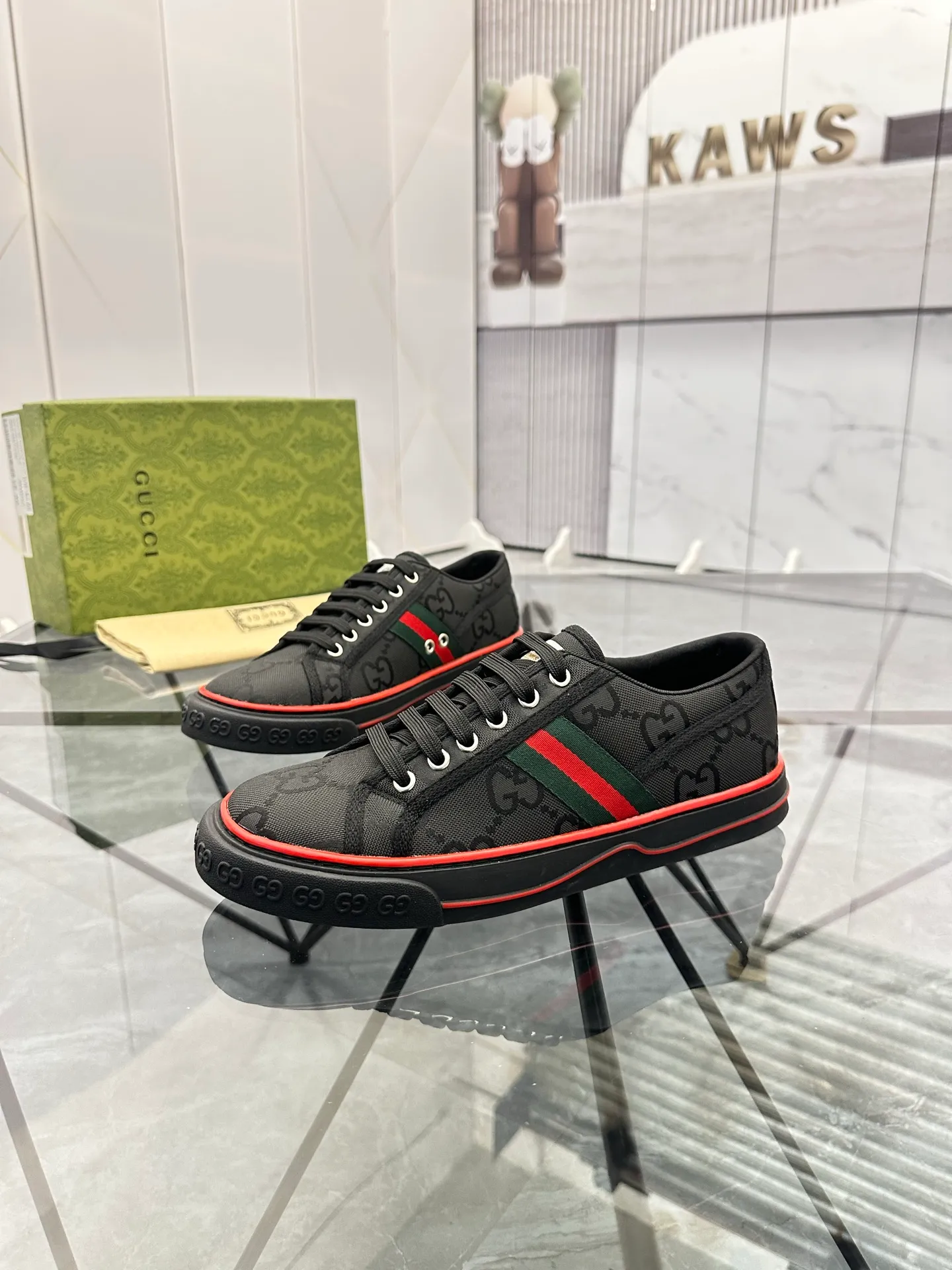 Men's shoes: 💰P360¥ Product trademark: Gucci* "Gucci*" low-cut casual shoes Regular size: 38-44 (can be customized to 45.46.) Product materials: Original material from the upper counter, breathable lining, original outsole. Number: 661